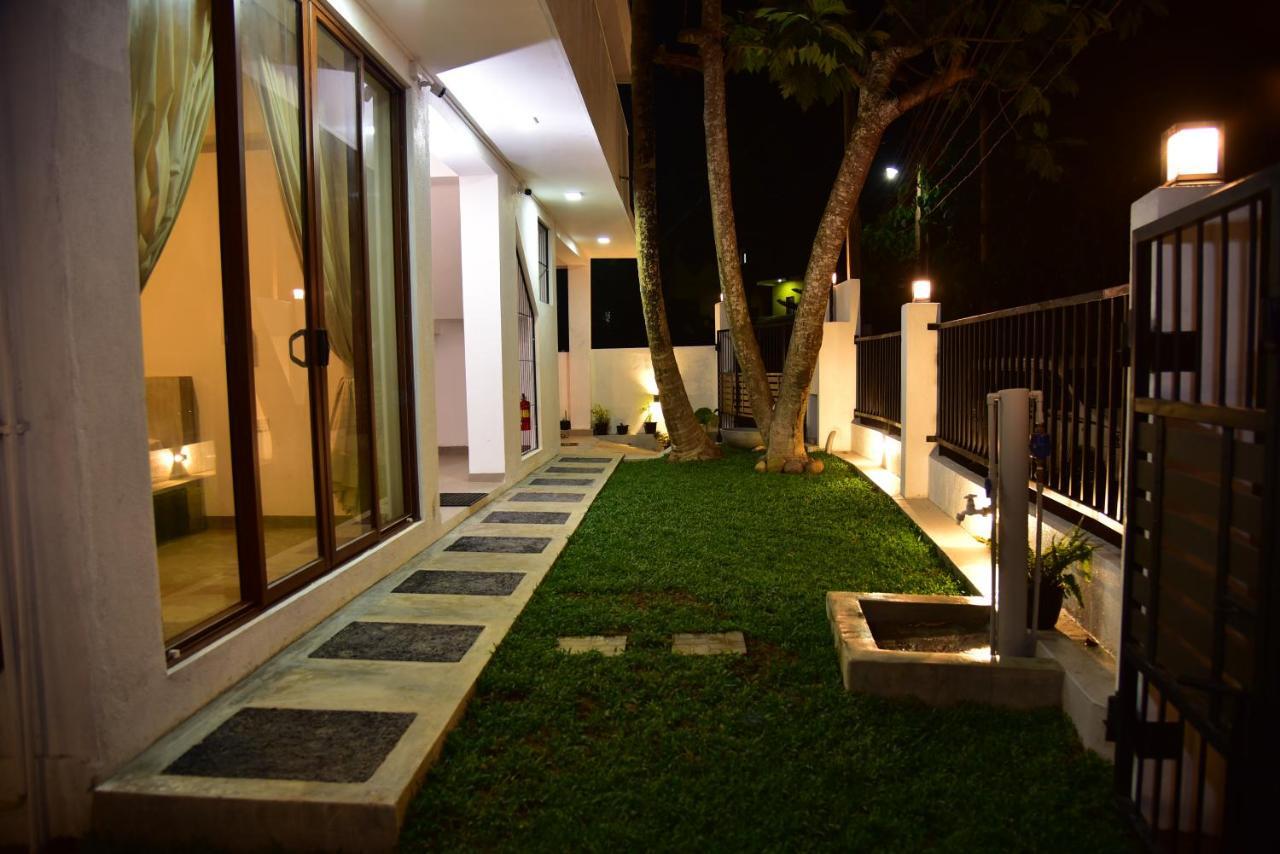 Lily Holiday Apartments Hikkaduwa Esterno foto