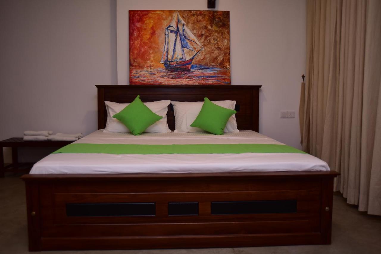 Lily Holiday Apartments Hikkaduwa Esterno foto