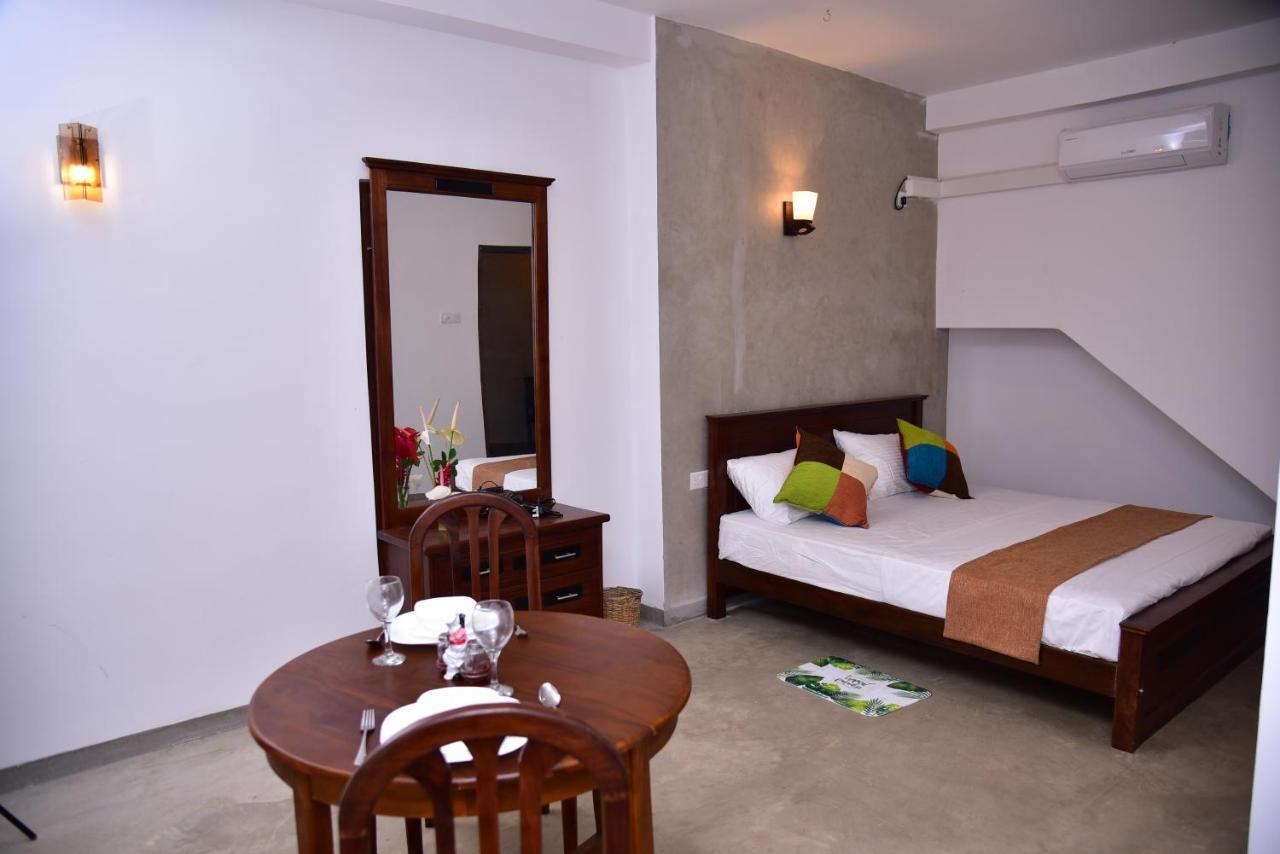 Lily Holiday Apartments Hikkaduwa Esterno foto