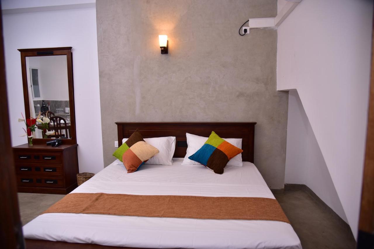 Lily Holiday Apartments Hikkaduwa Esterno foto